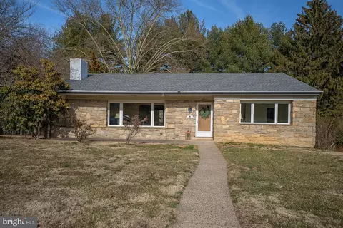 218 Brookthorpe Cir, Broomall, PA 19008
