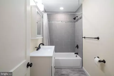 Bath - 146 Normandy Rd, Upper Darby, PA 19082 photo 1 of 2