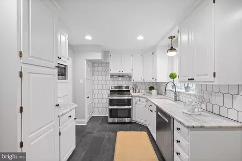 Kitchen - 533 Brookside Ave, Wayne, PA 19087 photo 5 of 6