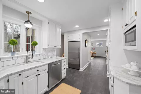 Kitchen - 533 Brookside Ave, Wayne, PA 19087 photo 4 of 6