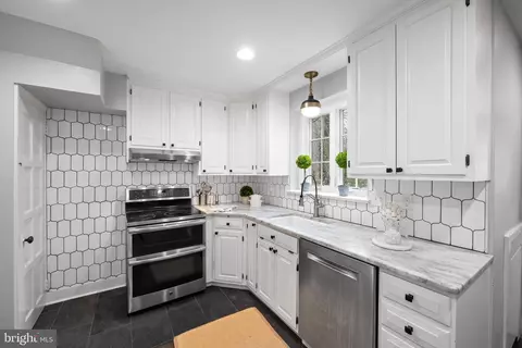 Kitchen - 533 Brookside Ave, Wayne, PA 19087 photo 2 of 6