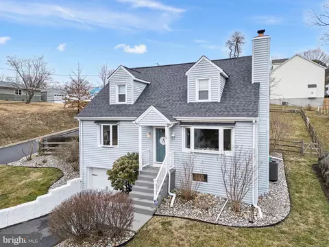 2 Dogwood Ln, Aston, PA 19014