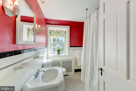 Bath - 332 Oak Ter, Wayne, PA 19087 photo 3 of 4