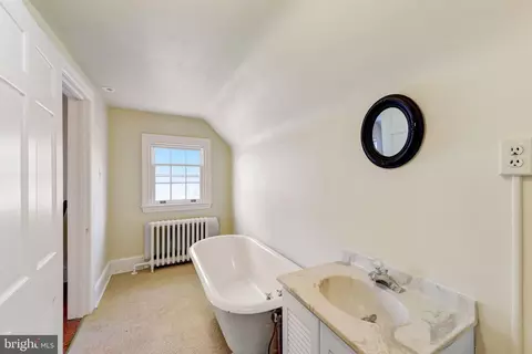 Bath - 332 Oak Ter, Wayne, PA 19087 photo 4 of 4