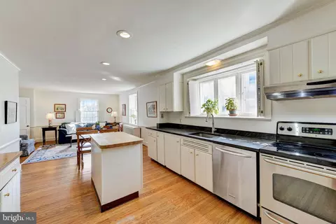 Kitchen - 332 Oak Ter, Wayne, PA 19087 photo 2 of 4