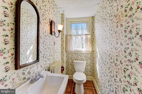 Bath - 332 Oak Ter, Wayne, PA 19087 photo 1 of 4