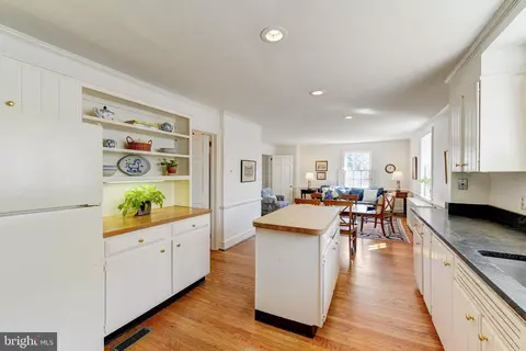 Kitchen - 332 Oak Ter, Wayne, PA 19087 photo 3 of 4