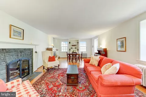 Living - 332 Oak Ter, Wayne, PA 19087 photo 2 of 9
