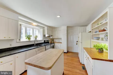 Kitchen - 332 Oak Ter, Wayne, PA 19087 photo 4 of 4