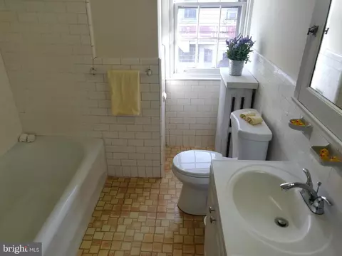 Bath - 114 Heather Rd, Upper Darby, PA 19082 photo 1 of 4
