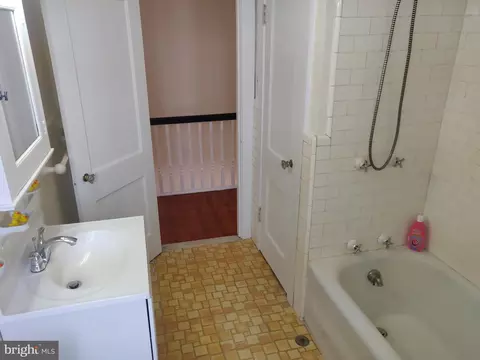 Bath - 114 Heather Rd, Upper Darby, PA 19082 photo 3 of 4