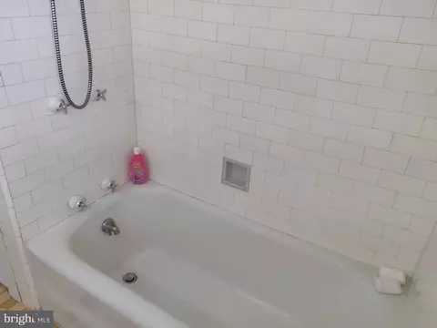Bath - 114 Heather Rd, Upper Darby, PA 19082 photo 2 of 4