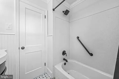 Bath - 7 Longwood Dr, Wayne, PA 19087 photo 2 of 4