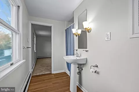 Bath - 7 Longwood Dr, Wayne, PA 19087 photo 4 of 4