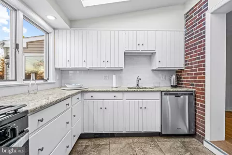 Kitchen - 7 Longwood Dr, Wayne, PA 19087 photo 2 of 4