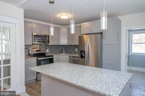 389 Lakeview Ave, Drexel Hill, PA 19026