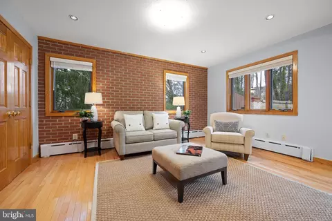 Living - 734 Brooke Rd, Wayne, PA 19087 photo 6 of 7