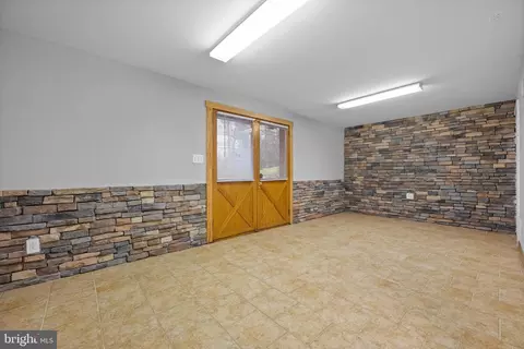 Living - 734 Brooke Rd, Wayne, PA 19087 photo 7 of 7