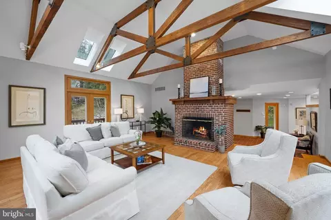 Living - 734 Brooke Rd, Wayne, PA 19087 photo 2 of 7