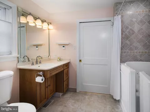 Bath - 524 W Beechtree Ln, Wayne, PA 19087 photo 1 of 6