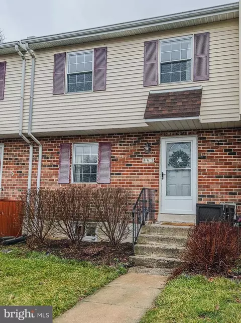 61 Colonial Cir, Aston, PA 19014