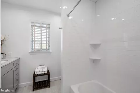 Bath - 252 Ravenscliff, Wayne, PA 19087 photo 5 of 7
