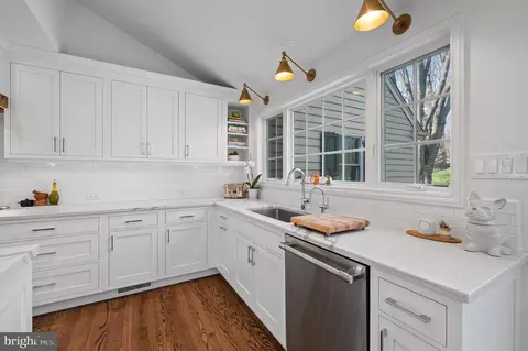 Kitchen - 252 Ravenscliff, Wayne, PA 19087 photo 4 of 4