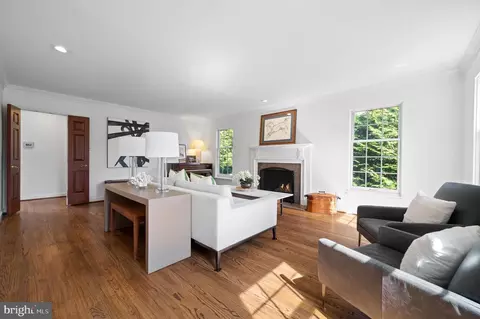 Living - 252 Ravenscliff, Wayne, PA 19087 photo 2 of 2