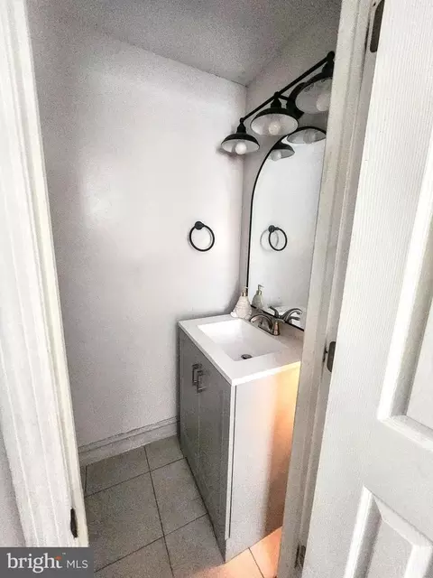 Bath - 268 Powell Rd, Springfield, PA 19064 photo 1 of 2
