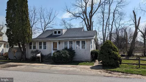 815 Pleasant Ave, Marcus Hook, PA 19061 photo 3