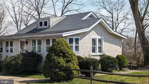 815 Pleasant Ave, Marcus Hook, PA 19061 photo 4