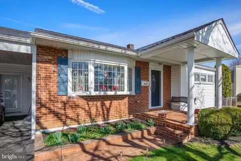 2112 N Bent Ln, Aston, PA 19014