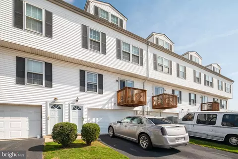 7 Carre Ave, Essington, PA 19029