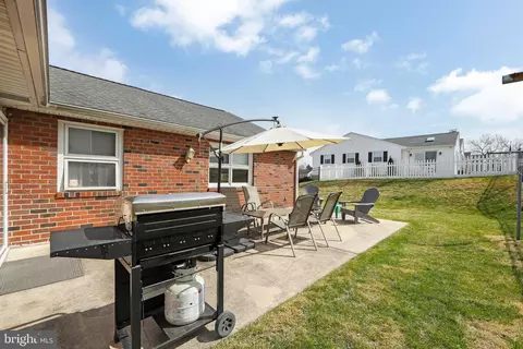 Exterior - 800 W Rolling Rd, Springfield, PA 19064 photo 12 of 19