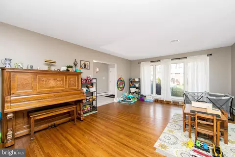 Living - 800 W Rolling Rd, Springfield, PA 19064 photo 3 of 9
