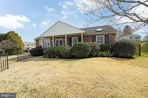 Exterior - 800 W Rolling Rd, Springfield, PA 19064 photo 4 of 19
