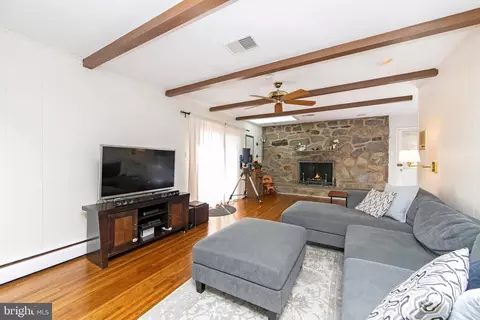 Living - 800 W Rolling Rd, Springfield, PA 19064 photo 6 of 9