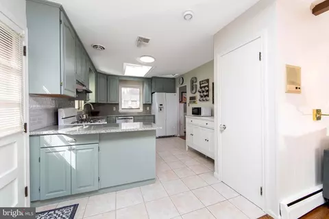 Kitchen - 800 W Rolling Rd, Springfield, PA 19064 photo 4 of 4