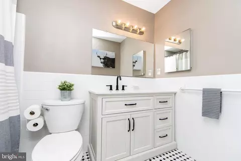 Bath - 800 W Rolling Rd, Springfield, PA 19064 photo 2 of 3