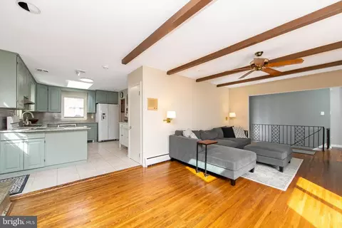 Living - 800 W Rolling Rd, Springfield, PA 19064 photo 4 of 9