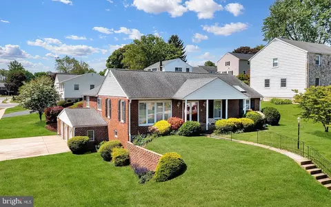 800 W Rolling Rd, Springfield, PA 19064
