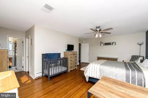 Bedroom - 800 W Rolling Rd, Springfield, PA 19064 photo 4 of 9
