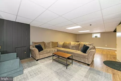Living - 800 W Rolling Rd, Springfield, PA 19064 photo 8 of 9