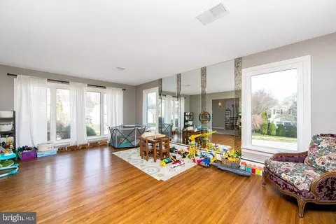 Living - 800 W Rolling Rd, Springfield, PA 19064 photo 2 of 9