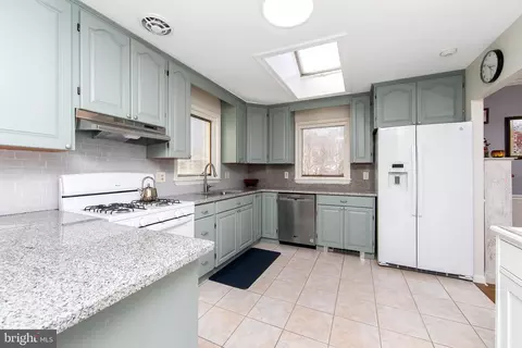 Kitchen - 800 W Rolling Rd, Springfield, PA 19064 photo 1 of 4