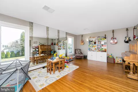 Living - 800 W Rolling Rd, Springfield, PA 19064 photo 1 of 9