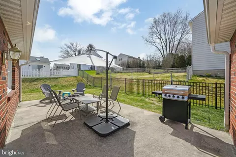 Exterior - 800 W Rolling Rd, Springfield, PA 19064 photo 10 of 19
