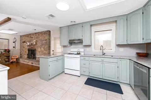 Kitchen - 800 W Rolling Rd, Springfield, PA 19064 photo 2 of 4