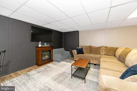 Living - 800 W Rolling Rd, Springfield, PA 19064 photo 7 of 9
