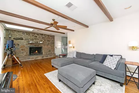 Living - 800 W Rolling Rd, Springfield, PA 19064 photo 5 of 9